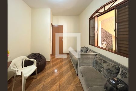 Casa à venda com 5 quartos, 228m² em São Benedito, Belo Horizonte