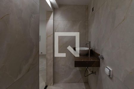 Banheiro de kitnet/studio para alugar com 1 quarto, 20m² em Água Branca, São Paulo