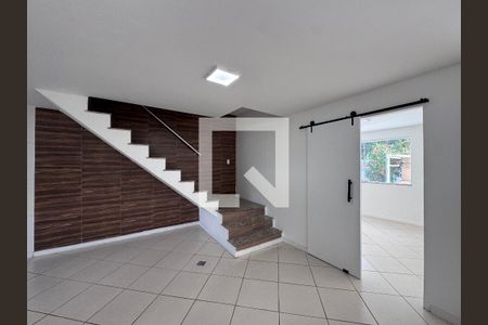 Sala de casa de condomínio para alugar com 4 quartos, 229m² em Vargem Pequena, Rio de Janeiro