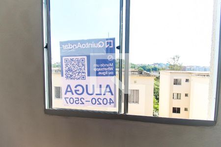 Placa na janela de apartamento para alugar com 2 quartos, 38m² em Colônia (zona Leste), São Paulo