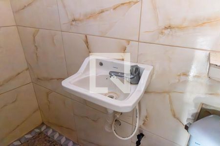 Banheiro de casa para alugar com 1 quarto, 58m² em Inhoaíba, Rio de Janeiro