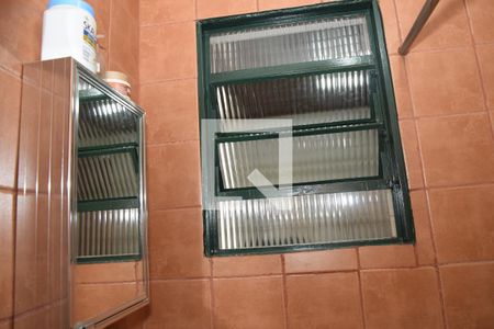 Banheiro de apartamento para alugar com 2 quartos, 55m² em Jardim Dom José, Embu das Artes