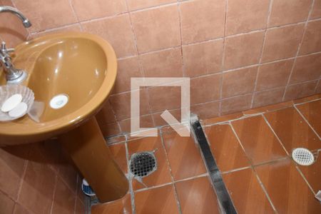 Banheiro de apartamento para alugar com 2 quartos, 55m² em Jardim Dom José, Embu das Artes