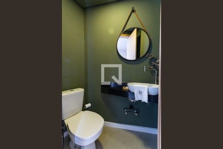 Lavabo de casa de condomínio para alugar com 2 quartos, 154m² em Vila Ipojuca, São Paulo