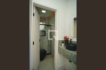 Banheiro de casa de condomínio para alugar com 3 quartos, 360m² em Ponta Grossa, Maricá