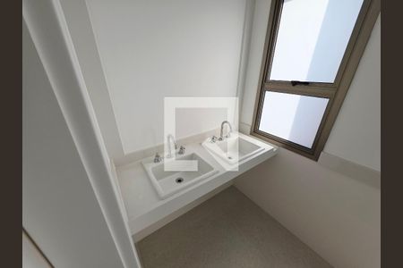 Banheiro de apartamento à venda com 3 quartos, 290m² em Vila Progredior, São Paulo
