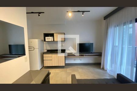 Cozinha com geladeira, fogão e micro-ondas, com iluminação adequada e acabamento em madeira e granito. de kitnet/studio à venda com 1 quarto, 29m² em Pinheiros, São Paulo