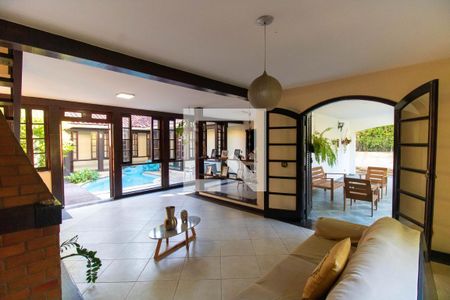 Sala de casa de condomínio à venda com 4 quartos, 256m² em Engenho do Mato, Niterói