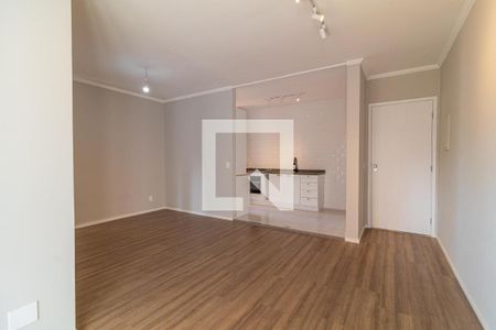Sala com piso de madeira, iluminação adequada e cozinha moderna. de apartamento à venda com 4 quartos, 73m² em Vila Santa Catarina, São Paulo