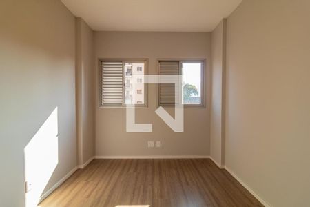 Quarto com janelas e piso de madeira, iluminado por luz natural e com uma vista para a cidade. de apartamento à venda com 4 quartos, 73m² em Vila Santa Catarina, São Paulo