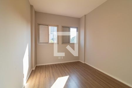 Parede com janela e piso de madeira, com vista para a cidade. de apartamento à venda com 4 quartos, 73m² em Vila Santa Catarina, São Paulo