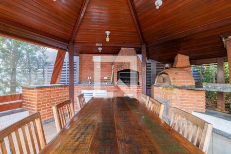 Varanda com churrasqueira e mesa de madeira, com vista para a cidade. de apartamento à venda com 4 quartos, 73m² em Vila Santa Catarina, São Paulo
