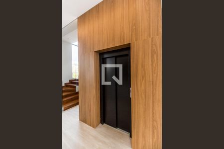 Detalhe Sala de casa de condomínio à venda com 4 quartos, 900m² em Colinas da Anhanguera, Santana de Parnaíba