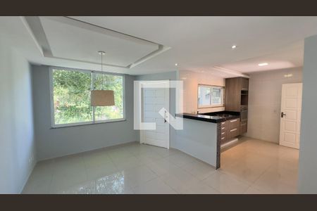 Sala de casa de condomínio para alugar com 2 quartos, 158m² em Pindobas, Maricá