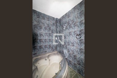 Banheiro da suíte de casa para alugar com 4 quartos, 80m² em Vila Santa Terezinha, Carapicuíba