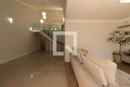 Sala de TV de casa à venda com 4 quartos, 354m² em Vila Camilópolis, Santo André