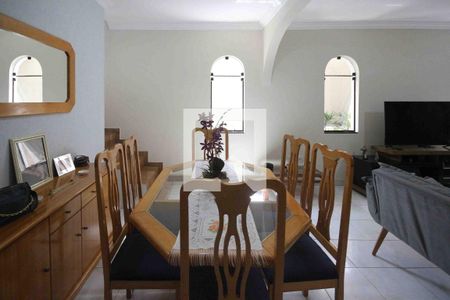 Casa para alugar com 3 quartos, 240m² em Vila Antonieta, São Paulo