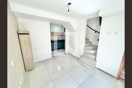 Sala/Cozinha de casa de condomínio à venda com 2 quartos, 52m² em Parque Peruche, São Paulo