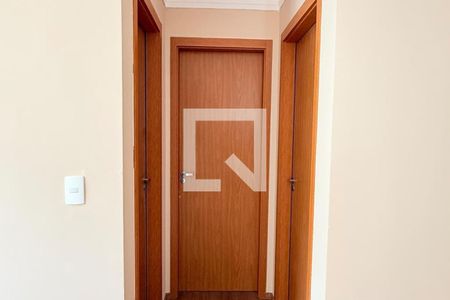 Corredor de apartamento à venda com 2 quartos, 43m² em Vila Satúrnia, Campinas