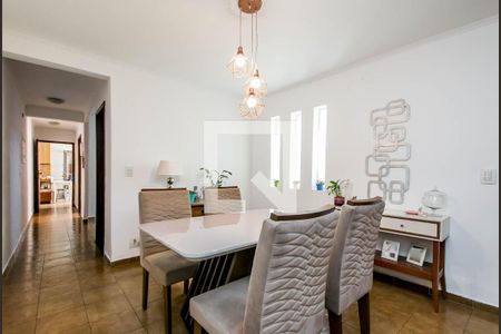 Comedor com mesa branca e cadeiras de cor bege, iluminado por lâmpadas de design moderno. de casa à venda com 4 quartos, 180m² em Umuarama, Osasco