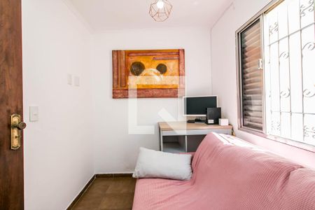 Pintura em estilo moderno com cores vibrantes e detalhes geométricos na parede do banheiro. de casa à venda com 4 quartos, 180m² em Umuarama, Osasco