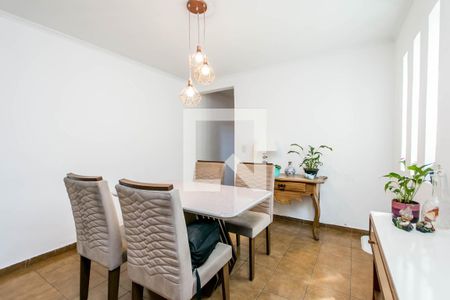 Tabela de jantar com quatro cadeiras e iluminação suspensa. de casa à venda com 4 quartos, 180m² em Umuarama, Osasco