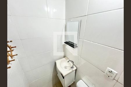 Banheiro de casa para alugar com 1 quarto, 25m² em Vila Roque, São Paulo