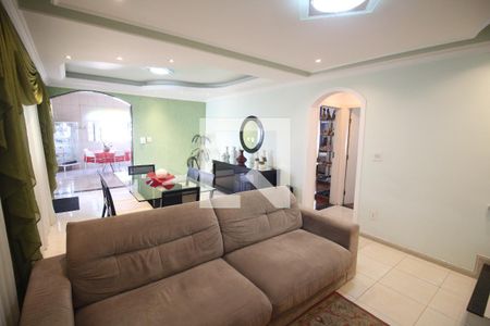 Sala 1 de casa para alugar com 3 quartos, 242m² em Novo Santa Cecília, Belo Horizonte