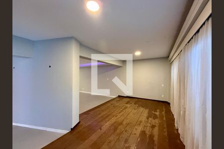 Sala de casa à venda com 4 quartos, 250m² em Granja Julieta, São Paulo