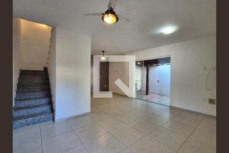 Sala  de casa de condomínio para alugar com 4 quartos, 182m² em Vargem Grande, Rio de Janeiro