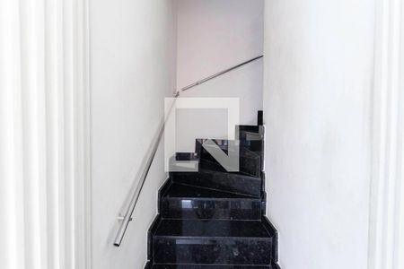 Escada de casa à venda com 5 quartos, 150m² em Santa Monica, Belo Horizonte