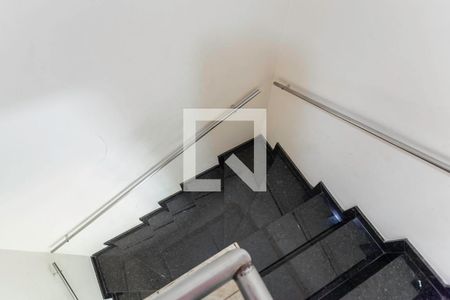 Escada de casa à venda com 5 quartos, 150m² em Santa Monica, Belo Horizonte