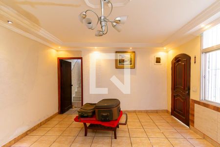 Sala de casa para alugar com 6 quartos, 196m² em Jardim das Rosas (zona Leste I), São Paulo