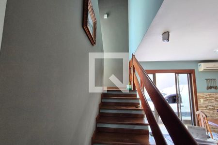 Escada de casa para alugar com 3 quartos, 197m² em Parque Santa Bárbara, Campinas