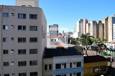 Sala - Vista de apartamento à venda com 2 quartos, 75m² em Centro, Campinas