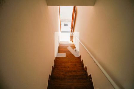 Escada de casa de condomínio para alugar com 2 quartos, 48m² em Vila Sonia, Praia Grande