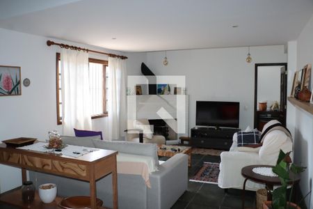 Casa para alugar com 4 quartos, 224m² em Jardim Nova Coimbra, Cotia