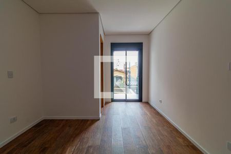 Parede branca e piso de madeira, com porta de vidro e vista para a rua. de casa à venda com 6 quartos, 110m² em Jardim Cidalia, São Paulo