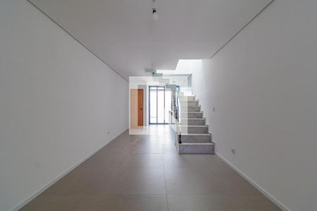 Escada de concreto com corrimão de vidro e iluminação natural. de casa à venda com 6 quartos, 110m² em Jardim Cidalia, São Paulo