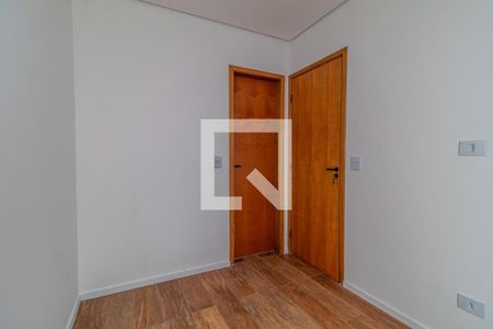 Porta de madeira simples e funcional, com fechadura e maçaneta, em um ambiente limpo e minimalista. de casa à venda com 6 quartos, 110m² em Jardim Cidalia, São Paulo