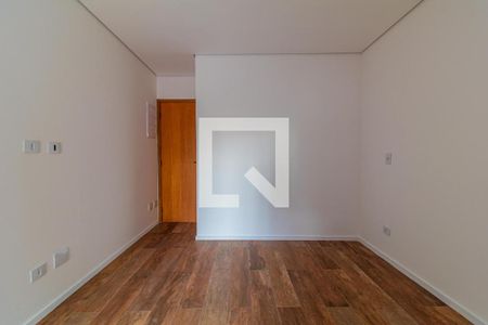 Sala com piso de madeira e porta de madeira, iluminada por luz natural e artificial. de casa à venda com 6 quartos, 110m² em Jardim Cidalia, São Paulo