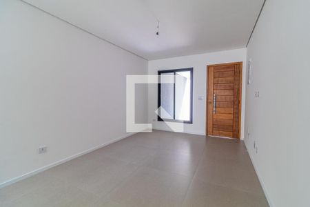 Sala com porta de madeira e janela grande, iluminada por luz natural e com piso de cerâmica. de casa à venda com 6 quartos, 110m² em Jardim Cidalia, São Paulo