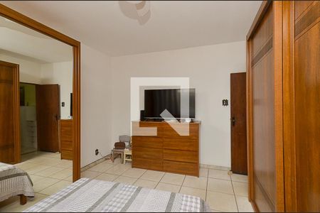 Suíte de casa à venda com 4 quartos, 320m² em Sagrada Família, Belo Horizonte