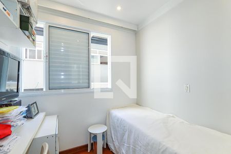 Quarto pequeno com cama simples e mesa de trabalho, iluminado por luz natural e artificial. de apartamento à venda com 2 quartos, 56m² em Consolação, São Paulo