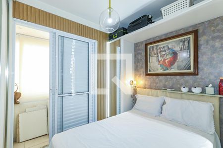 Quarto com cama de casal, pintura de Michelangelo e iluminação adequada. de apartamento à venda com 2 quartos, 56m² em Consolação, São Paulo