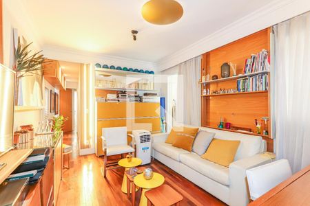 Sala de estar com móveis modernos e iluminação adequada, com vista para a cidade. de apartamento à venda com 2 quartos, 56m² em Consolação, São Paulo