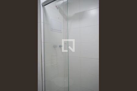 Banheiro de kitnet/studio para alugar com 1 quarto, 27m² em Sumarezinho, São Paulo