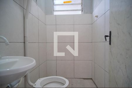 Banheiro de kitnet/studio para alugar com 1 quarto, 20m² em Feitoria, São Leopoldo