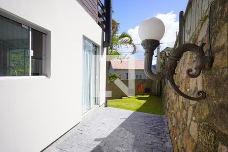 Pátio lateral de casa de condomínio para alugar com 2 quartos, 80m² em Santo Antonio de Lisboa, Florianópolis