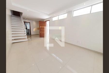 Casa à venda com 2 quartos, 125m² em Jardim Aeroporto, São Paulo